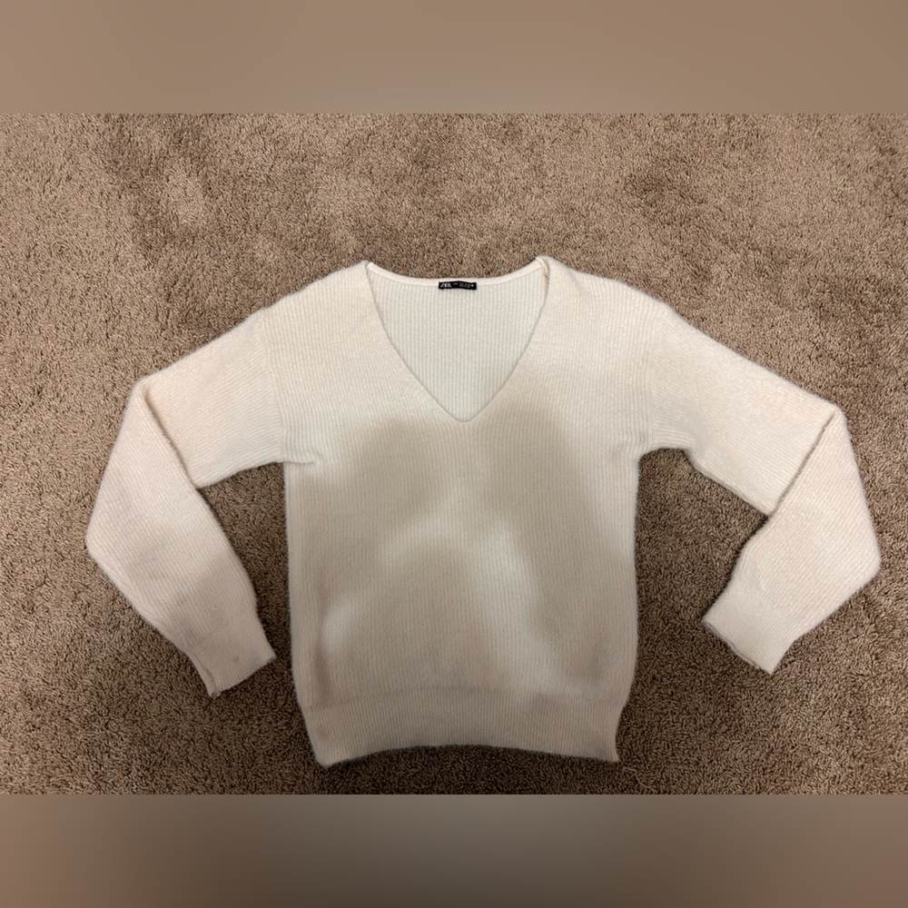 Zara Women's Cream V-Neck Sweater